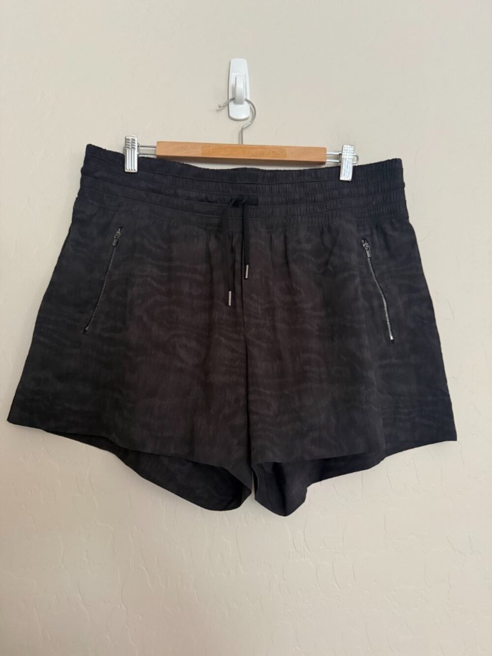 Athleta Camden Printed Short Women's Size 16 Black Gray - Picture 5 of 6